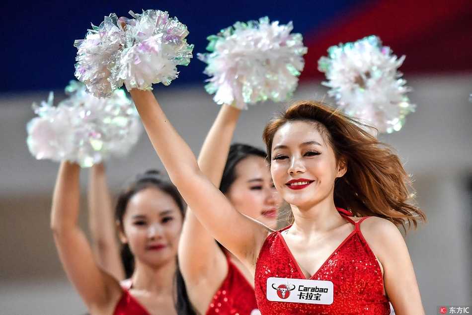 篮球宝贝赛场热舞 点燃亚冠战火 特写镜头捕捉到啦啦宝贝舞蹈中的动感瞬间,飞扬的发丝与充满力量感的肢体语言,仿佛让观者能穿透画面,听到现场劲爆的音乐和如雷的欢呼声。