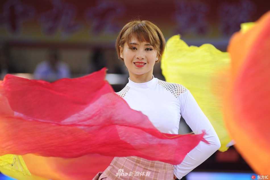 面对镜头，这位宝贝回眸一笑，双手自然摆动，紧身的露脐上衣勾勒出完美身形，飞扬的发丝散发着运动的健康美感。