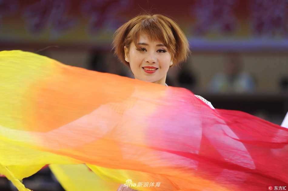 全景镜头下，所有啦啦宝贝集体亮相，她们以动感的身姿定格在最精彩的瞬间，短裙飞扬，蛮腰微露，用热情征服了现场每一位观众。