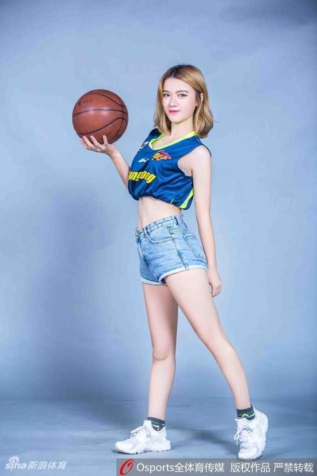 篮球宝贝|南粤热浪中的助威女神 篮球宝贝倚靠在栏杆边,身着广东队球衣,眼神深邃,气质温婉动人