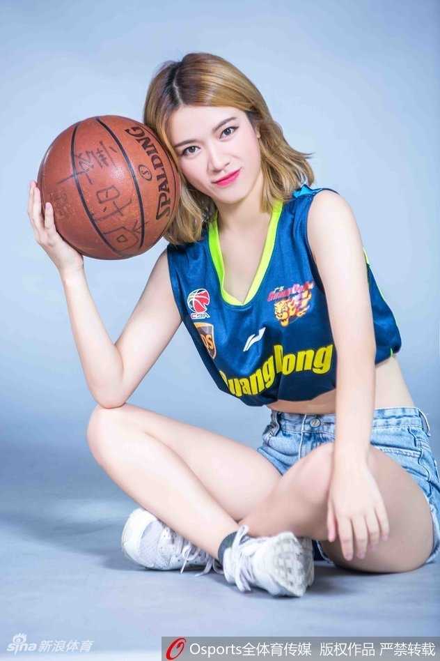 篮球宝贝|南粤热浪中的助威女神 篮球宝贝双手叉腰,自信满满,球衣上的广东队标志格外醒目