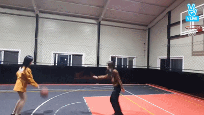 篮球小仙女:百发百中的神奇投篮 小仙女三分线外干拔跳投,篮球空心入网,美如画