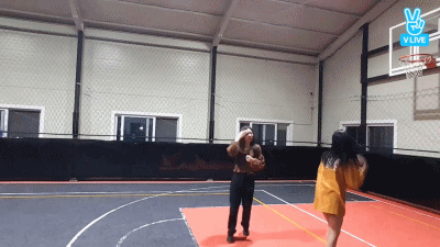 篮球小仙女:百发百中的神奇投篮 小仙女罚球线上神情专注,稳稳命中,姿势标准