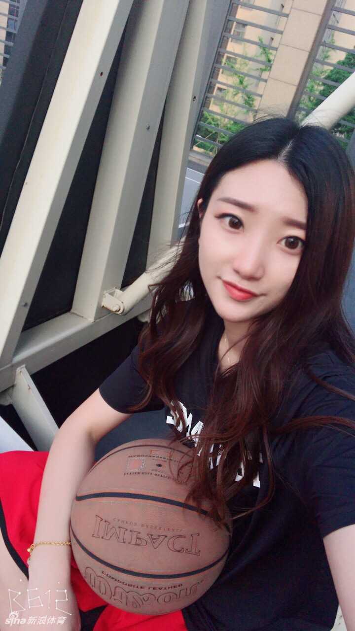 上了船的她凭栏远眺，背影里藏着的不仅有风景，更有那份从球场带来的从容与自信。