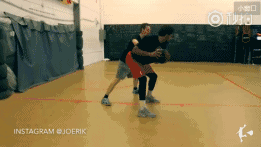 球员接球瞬间双脚同时落地，呈跳步急停，身体平衡极佳，随时准备三威胁攻击