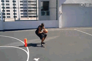 球员突破至禁区，面对补防，使用欧洲步左右大幅摆动，轻盈绕过防守，挑篮得手