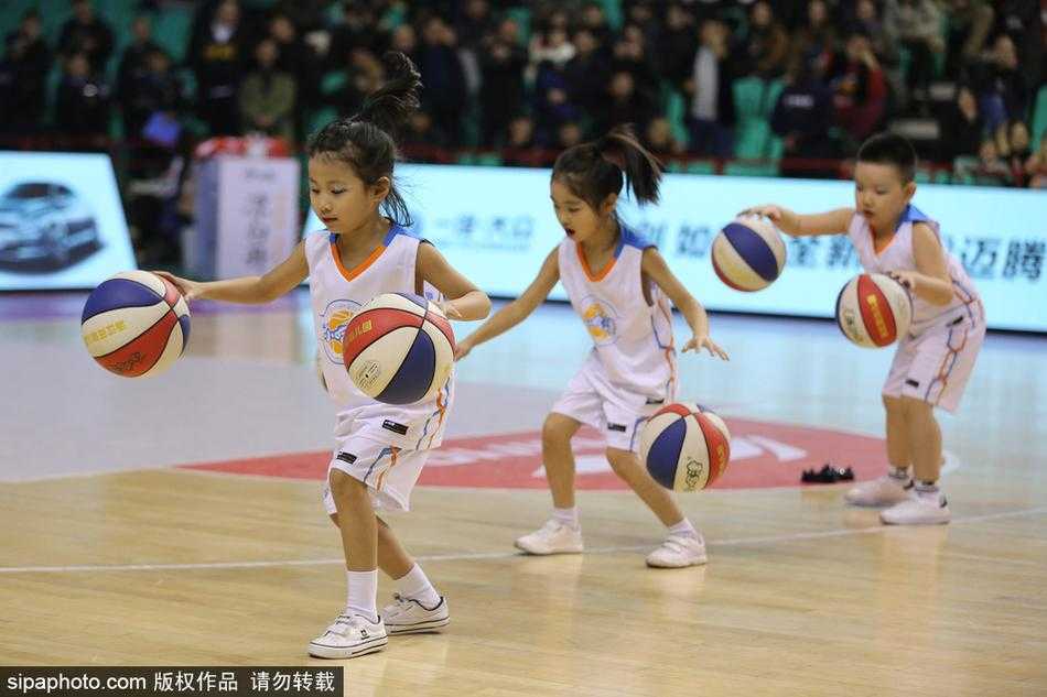 篮球萌娃燃爆CBA赛场,中场表演成冬日最暖风景 表演接近尾声,孩子们摆出终结造型,齐齐指向记分牌,仿佛在说“比赛现在由我们掌控”,那副人小鬼大的模样引得全场观众开怀大笑。