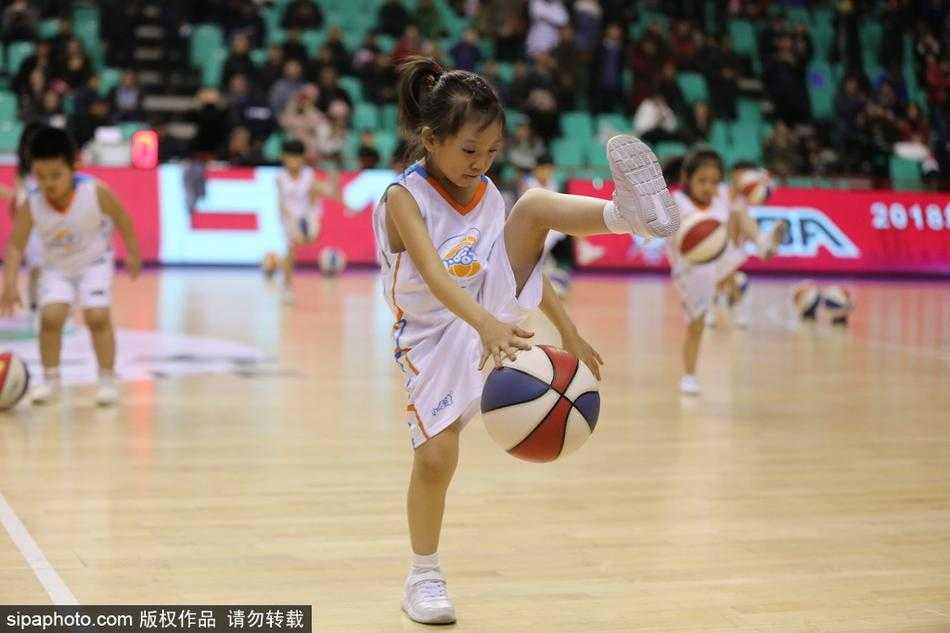 篮球萌娃燃爆CBA赛场,中场表演成冬日最暖风景 一群穿着红色篮球服的小朋友们在CBA赛场中央认真拍球,圆滚滚的篮球在他们小手中听话地上下跳动,眼神专注又可爱。