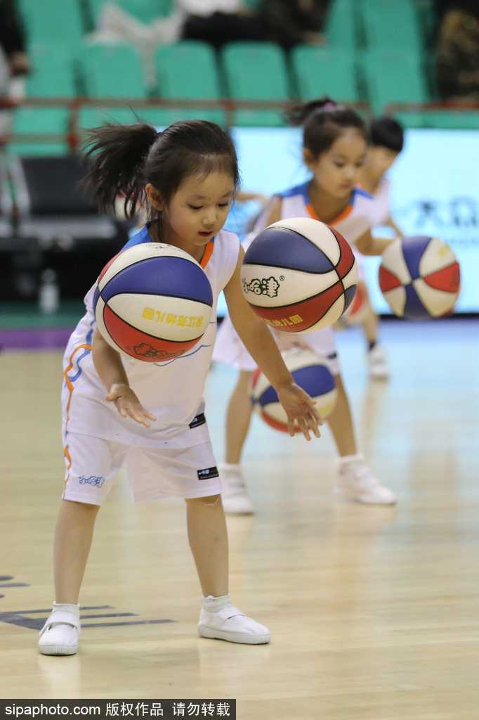 篮球萌娃燃爆CBA赛场,中场表演成冬日最暖风景 一个小女孩在表演中不慎滑倒,但她迅速爬起来,顾不上拍身上的灰尘,立刻找回节奏继续拍球,脸上依旧挂着甜甜的笑容,萌态可掬又惹人疼爱。