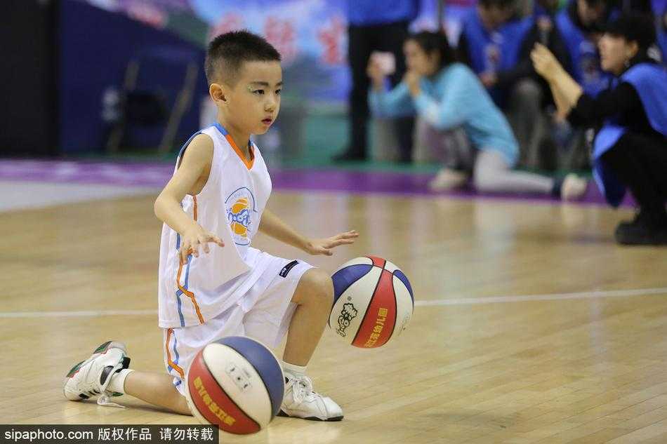 篮球萌娃燃爆CBA赛场,中场表演成冬日最暖风景 退场时,几个萌娃手牵手向观众挥手告别,走在最后的一个小不点还回头对着镜头比了个大大的“耶”,天真烂漫的笑容治愈了现场每一个人。