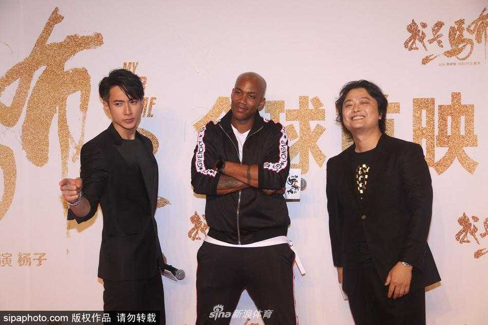 篮神天团引爆京城夏夜,马布里吴尊携手上演热血篮球梦 电影首映礼红毯上,马布里与吴尊并肩而立,马布里一身剪裁得体的深色西装显得高大挺拔,吴尊则面带标志性的温暖微笑,两人眼神交汇,仿佛在镜头前默契上演一出无言的兄弟对手戏。