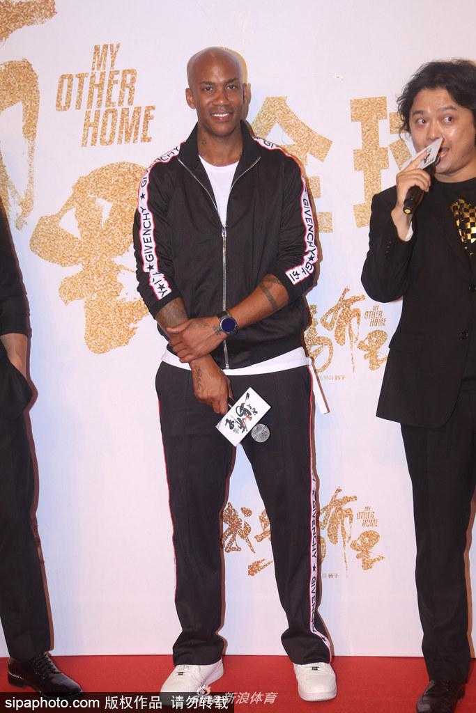 篮神天团引爆京城夏夜,马布里吴尊携手上演热血篮球梦 马布里与吴尊在首映礼上互动频频,吴尊做出夸张的搞怪表情,一旁的马布里被逗得开怀大笑,两人之间轻松愉快的氛围感染了现场的每一个人,展现出戏内戏外如同家人般的深厚情谊。