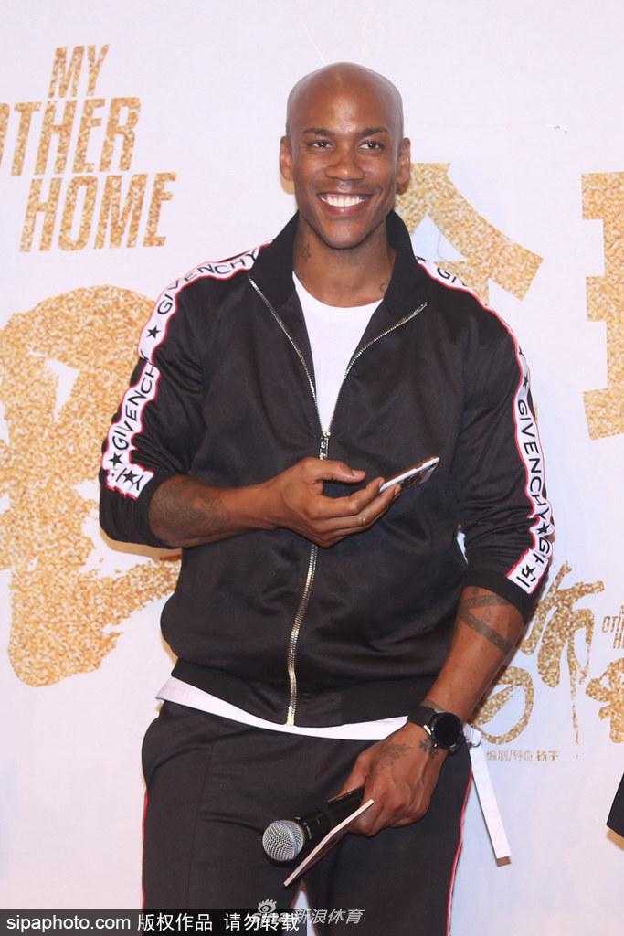 篮神天团引爆京城夏夜,马布里吴尊携手上演热血篮球梦 何润东与吴尊在首映礼后台相遇,两位高颜值男神笑容灿烂地对着镜头打招呼。他们不仅是这部电影的支持者,更是篮球运动的忠实拥趸,此刻的合影仿佛预示着电影与体育的一次成功跨界握手。