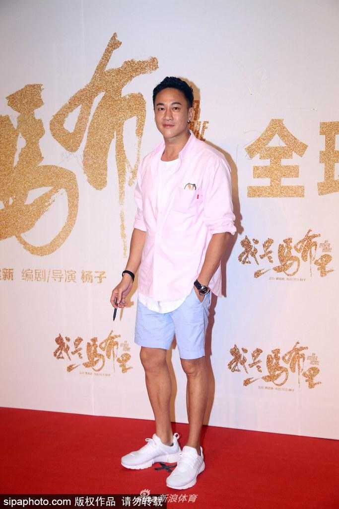 篮神天团引爆京城夏夜,马布里吴尊携手上演热血篮球梦 首映礼的交流环节,马布里手持话筒动情分享拍摄心得,眼神中流露出坚定与感慨。导演杨子在一旁认真倾听,身后的背景板映衬着他们共同奋斗的篮球岁月,这一刻仿佛篮球梦想与电影艺术完美交融。