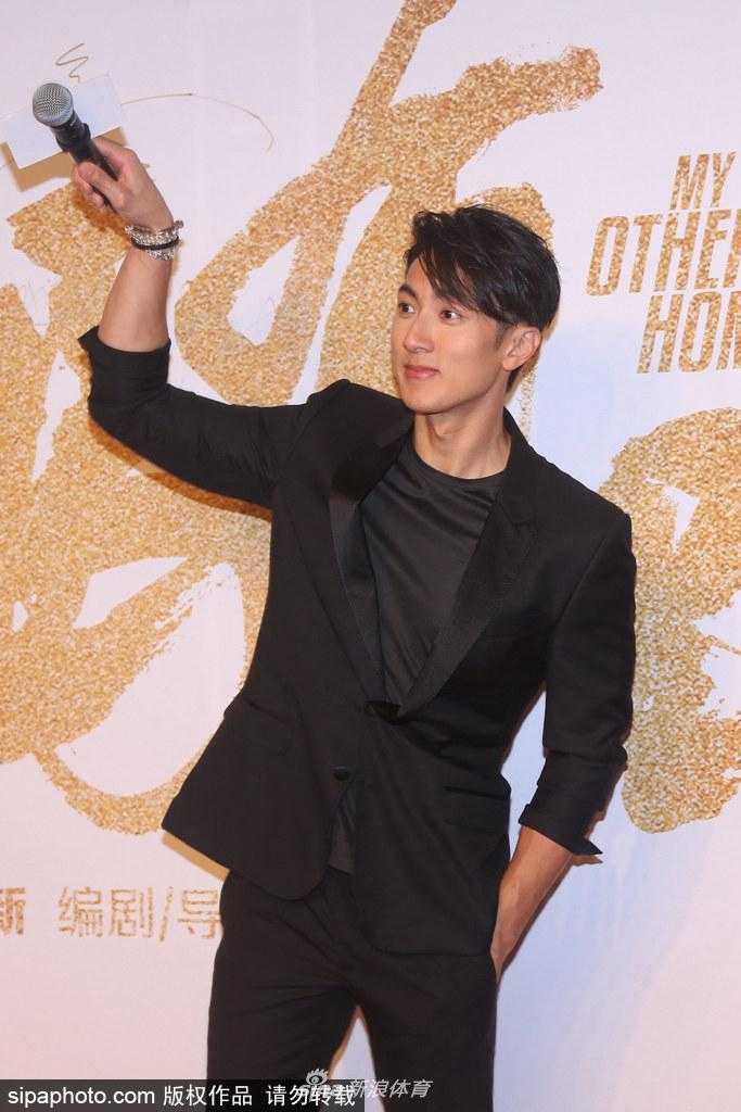 篮神天团引爆京城夏夜,马布里吴尊携手上演热血篮球梦 首映礼的最后,主创团队与嘉宾们在舞台上大合影,马布里、吴尊、何润东等人齐聚一堂,背景是闪耀的灯光与电影海报。大家竖起大拇指,为即将于8月4日上映的电影《我是马布里》加油打气,画面定格在这充满希望与梦想的一刻。