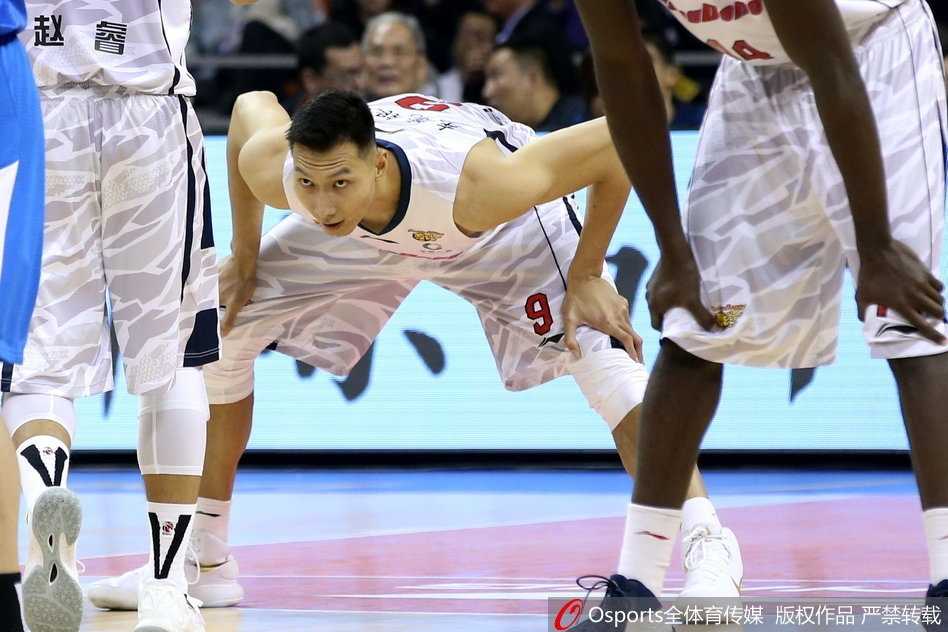 广东队长周鹏犹如一把锋利的尖刀，持球强行突破青岛队的防线，他眼神专注，步伐矫健，在空中对抗中寻找着最佳的出手机会。