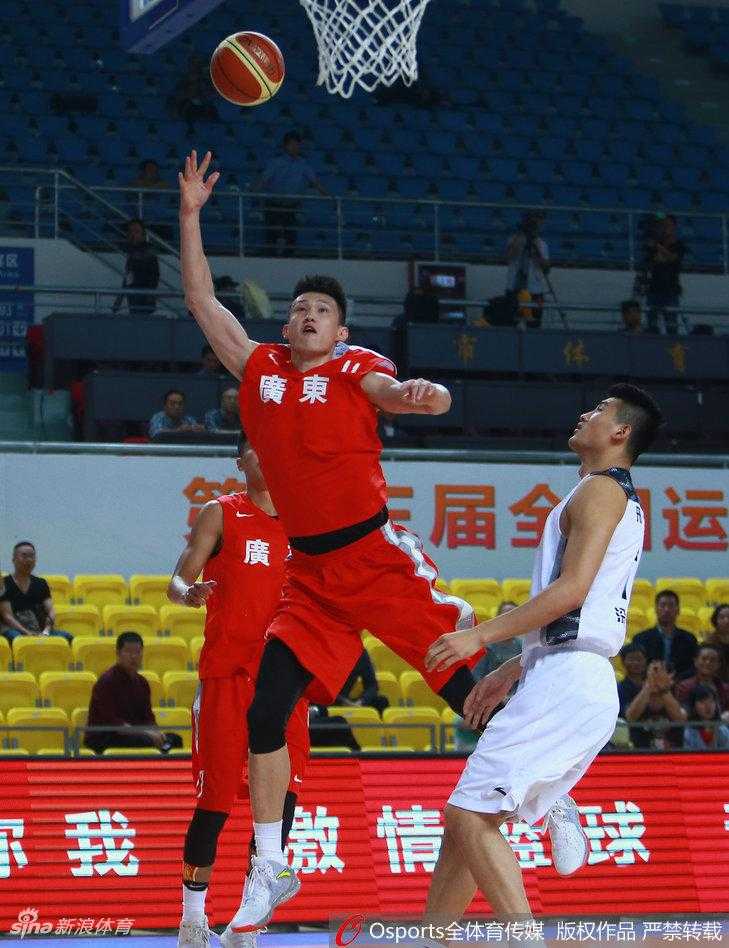 周鹏持球强行突破，山西防守球员被他倚在身后，全场观众的目光都聚焦在他身上