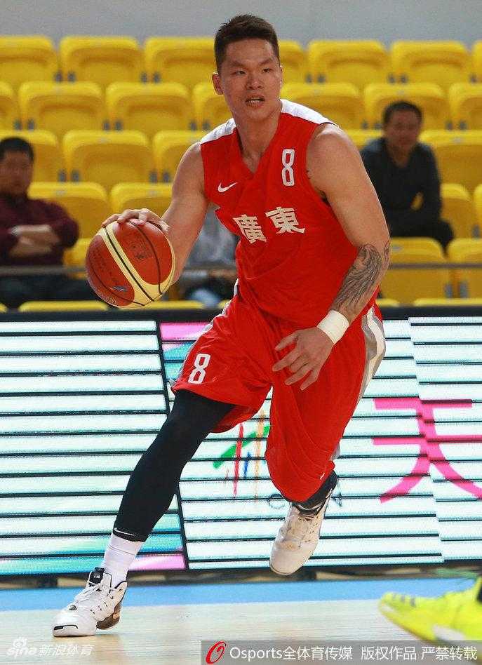 朱芳雨压低重心持球突破，尽管防守者紧贴不放，但他脸上依然写满从容与镇定