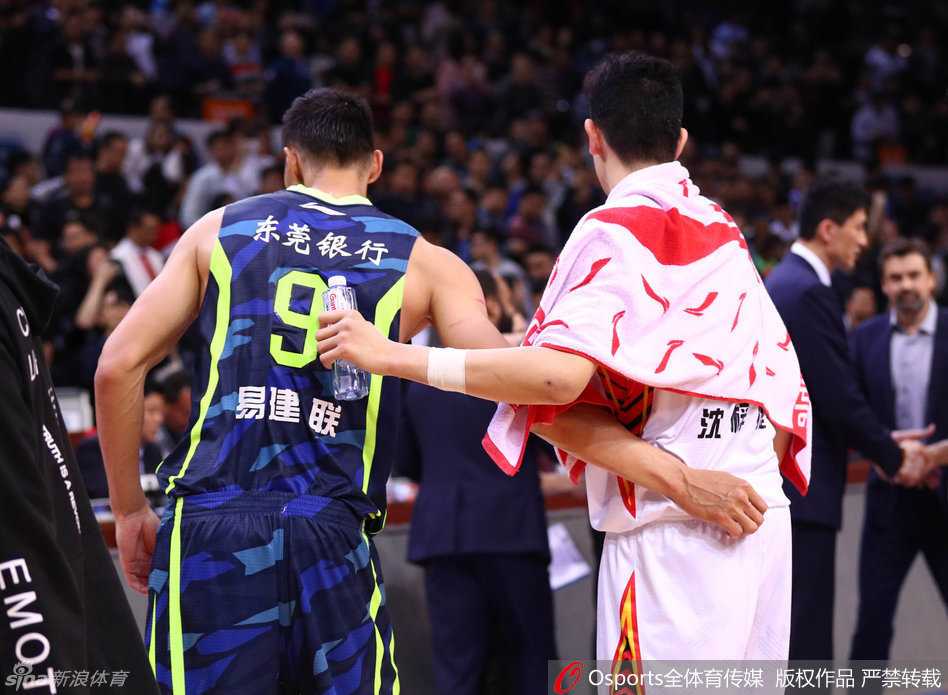 故人重逢，布泽尔与帕戈两位前NBA球员紧紧相拥，竞技体育的激烈对抗之外，更有跨越岁月的友情。