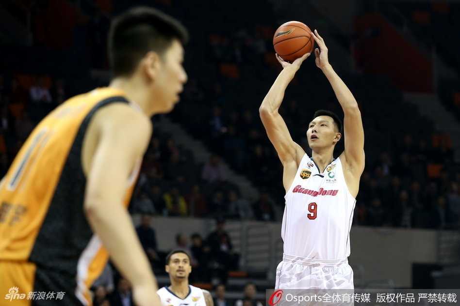 广东队当家球星易建联在山西队内线群中高高跃起，如同飞将军从天而降，完成一次势大力沉的单手劈扣，引爆全场激情。