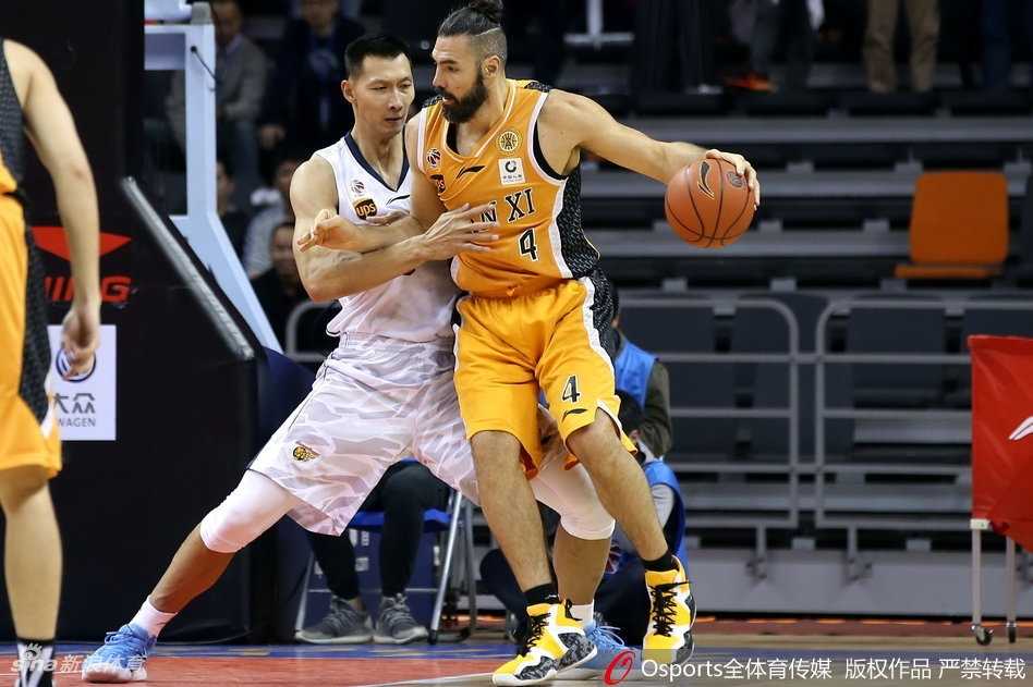 广东队长周鹏在快攻反击中犹如出鞘的利剑，接到队友传球后大步流星直杀篮下，面对补防球员上演势在必得的单手挑篮。