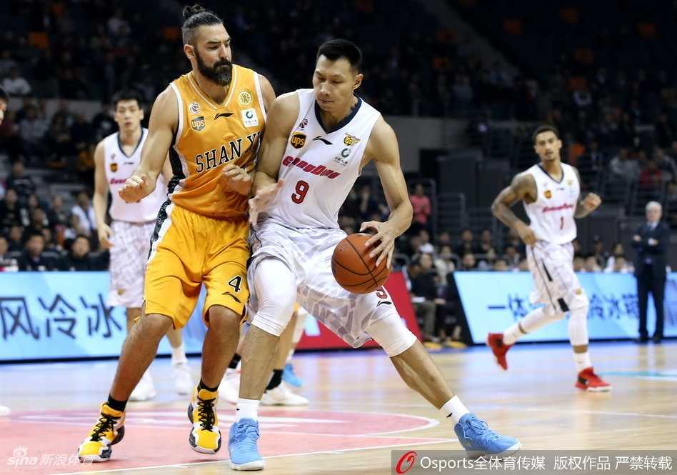 山西外援斯科拉施展出成名已久的梦幻舞步，在广东队的重重包围之中闪转腾挪，试图用经验为球队挽回颓势，但终究独木难支。