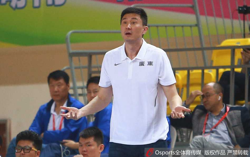 任骏飞在人群中高高跃起，犹如神兵天降，奋力拼抢下前场篮板球，二次进攻得手瞬间引爆替补席。