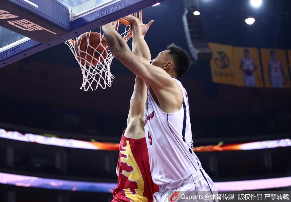 赵睿如闪电般突破吉林队的防线，眼神坚定地寻找着篮下的队友，一次精妙的传球即将撕裂对手的防守。