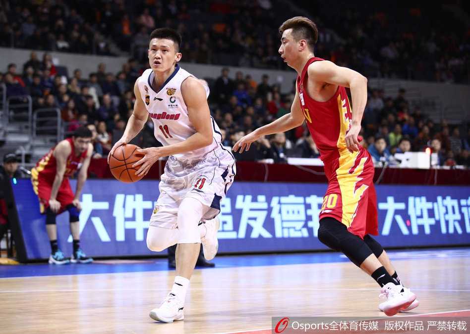 易建联在吉林队内线群中高高跃起，单手劈扣势不可挡，仿佛将球场上的空气都点燃了。