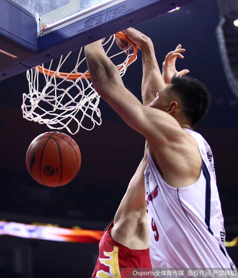 莫里斯在快攻中如骏马奔腾，完成霸气单臂劈扣，身後的吉林队防守球员只能望球兴叹。