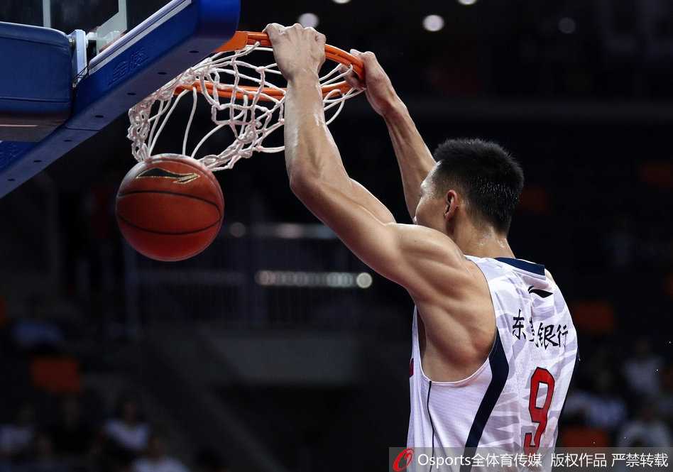 粤军铁骑踏破八一,华南虎六连胜独领风骚 周鹏在三分线外稳稳出手,皮球在空中划出一道彩虹般的完美弧线,精准地坠入网窝,八一防守球员封盖为时已晚。