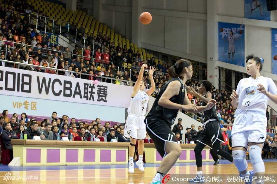 粤女篮内线巨无霸独揽35+18 力擒浙江豪取主场连胜 浙江队球员单婉丽在快攻中犹如一道闪电,她轻盈地躲过防守,用一记飘逸的抛射将球送入篮筐,瞬间点燃了客场替补席的激情。