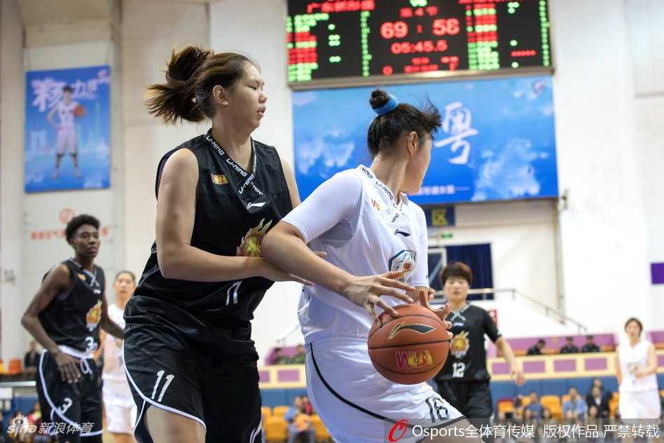 粤女篮内线巨无霸独揽35+18 力擒浙江豪取主场连胜 广东队后卫沈怡运球快速通过中场,她冷静地观察着场上队友的跑位,面对浙江队的紧逼防守,准备送出撕裂防线的关键一传。