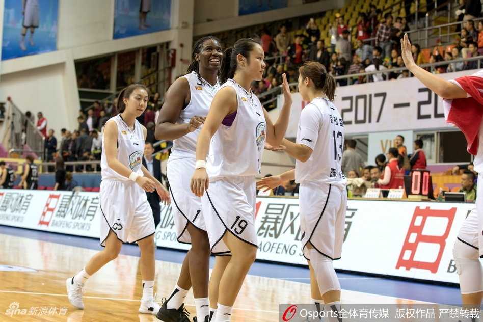 粤女篮内线巨无霸独揽35+18 力擒浙江豪取主场连胜 比赛关键时刻,广东队全员士气高涨,李月汝与队友沈怡激动地击掌相庆,她们坚定的眼神和有力的击掌,象征着球队不可动摇的团结和必胜信念。