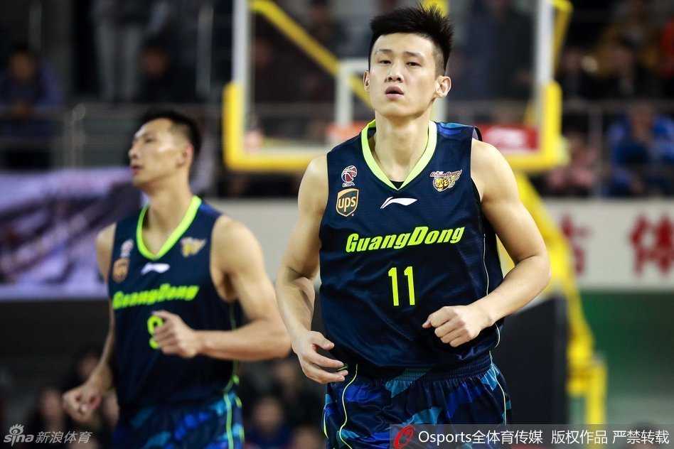 杨金蒙与易建联用力击掌，老将的鼓励让年轻后卫眼中重燃斗志