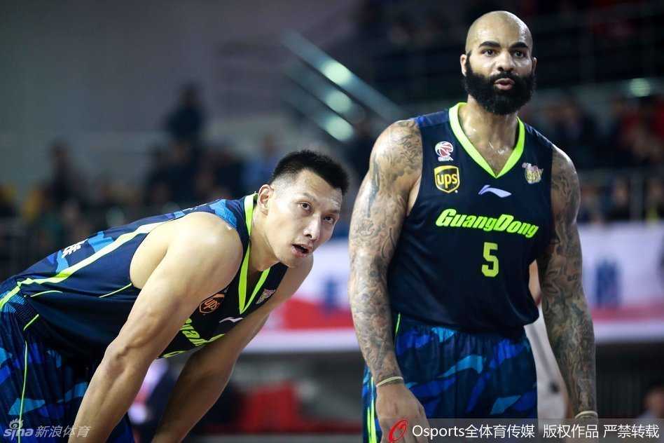 易建联在混战中高高跃起，以一敌众强硬摘下篮板，眼神中透露出必胜的决心