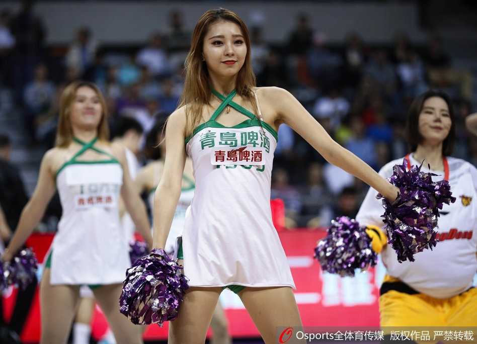 中场休息时，篮球宝贝们成为球场绝对主角，她们摆出整齐划一的队形，贴身短裙在灯光下闪耀，有力的手势和自信的笑容让刚刚还沉浸在激烈对抗中的观众席爆发出阵阵喝彩