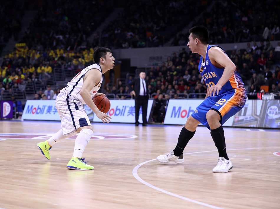 布泽尔在场边露出搞怪神情，丰富的面部表情成为了赛场边的独特风景。