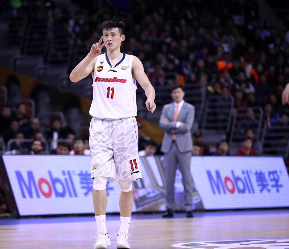 周鹏在场上冷静地打着战术手势，眼神坚毅，领袖气质尽显。