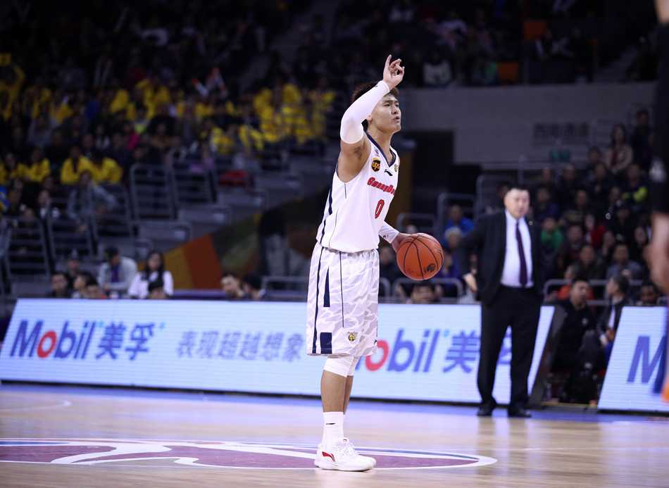 朱芳雨与刘炜在场边亲切寒暄，两位老友相视一笑，温情满满。