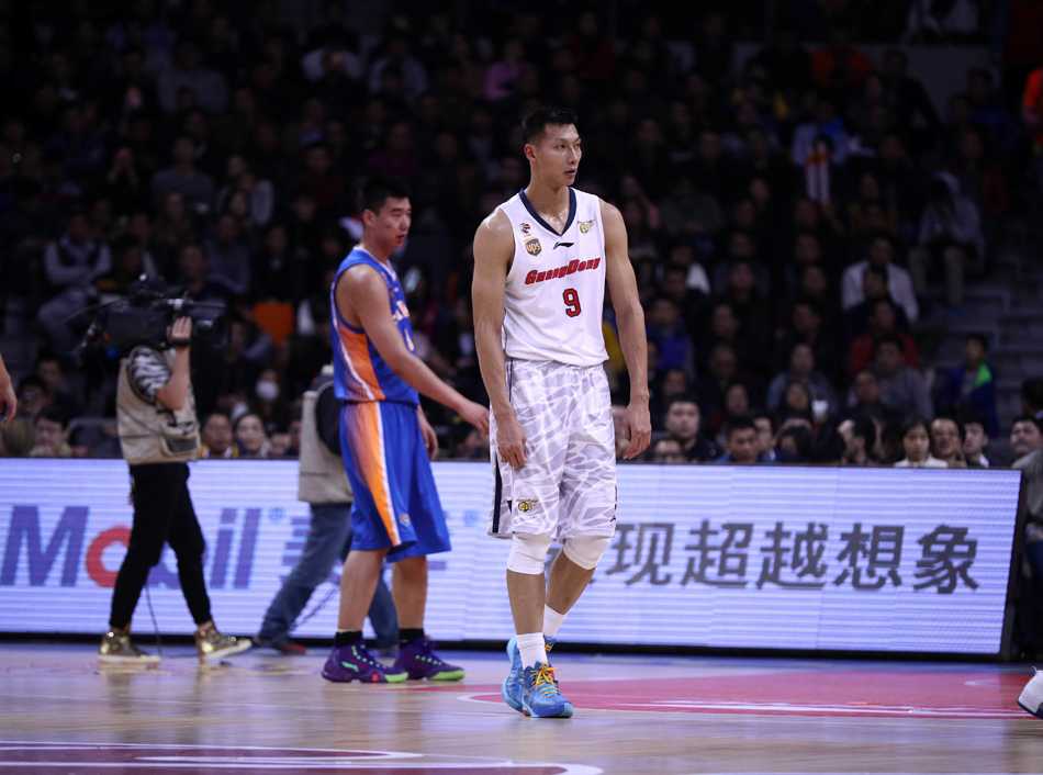 赵睿如闪电般持球推进引领快攻，青春风暴席卷全场。