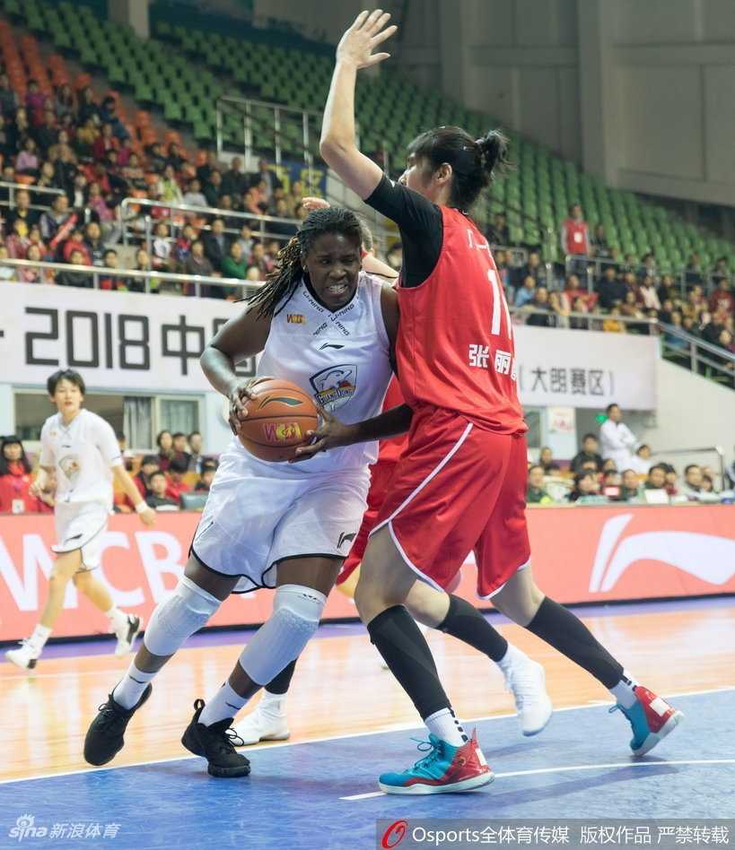 八一队孙梦然在广东队内线群中高高跃起，以一记精彩的补篮点燃替补席，她的眼神中透露出对胜利的无限渴望。