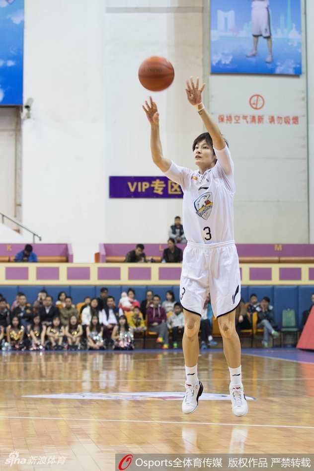 比赛结束后，广东队年轻球员难掩失落，队友上前轻轻拥抱安慰。竞技体育的残酷与温情，在这一刻交织。