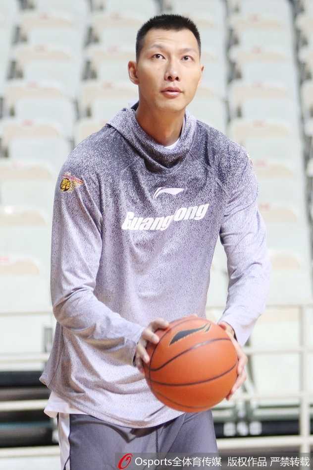 粤沪大战前夕,华南虎潜心磨剑 领袖易建联在训练中目光如炬,每一次出手都力求完美,仿佛要将篮球场上空的空气点燃。