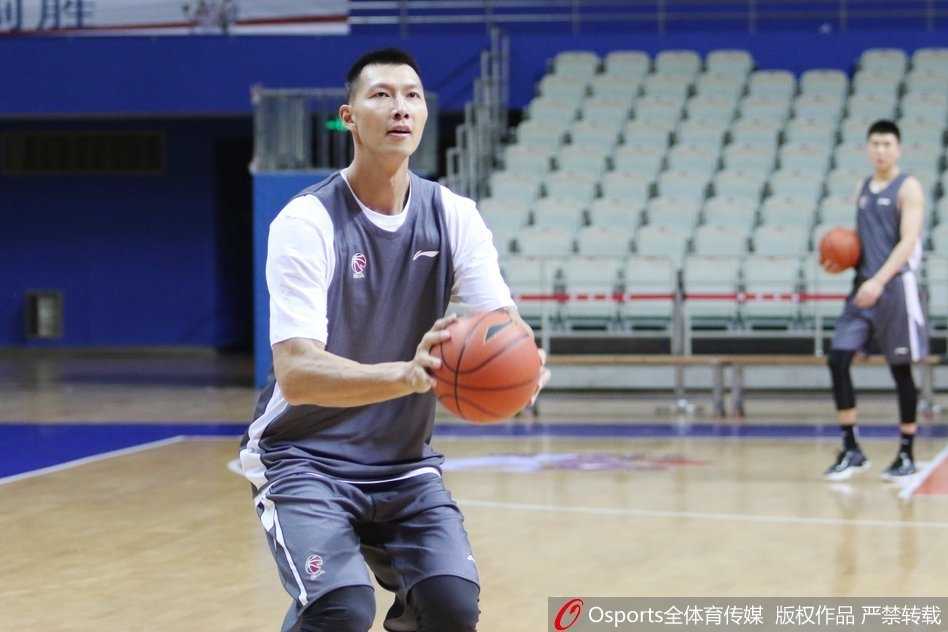 粤沪大战前夕,华南虎潜心磨剑 年轻后卫赵睿像一头初生牛犊,运球突破时充满爆发力,他的冲击力将是广东队撕开上海防线的利器。