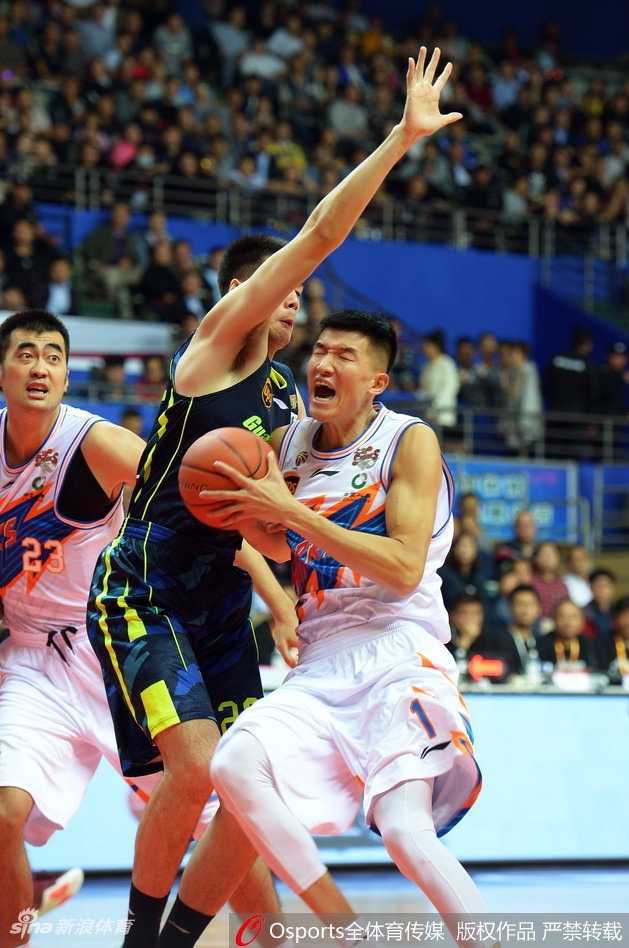 赵睿如同后卫线上的尖刀，持球强行突破上海队两名外援的夹击，他眼中只有篮筐，即便是对抗后身体失去平衡，也要将球抛向空中。