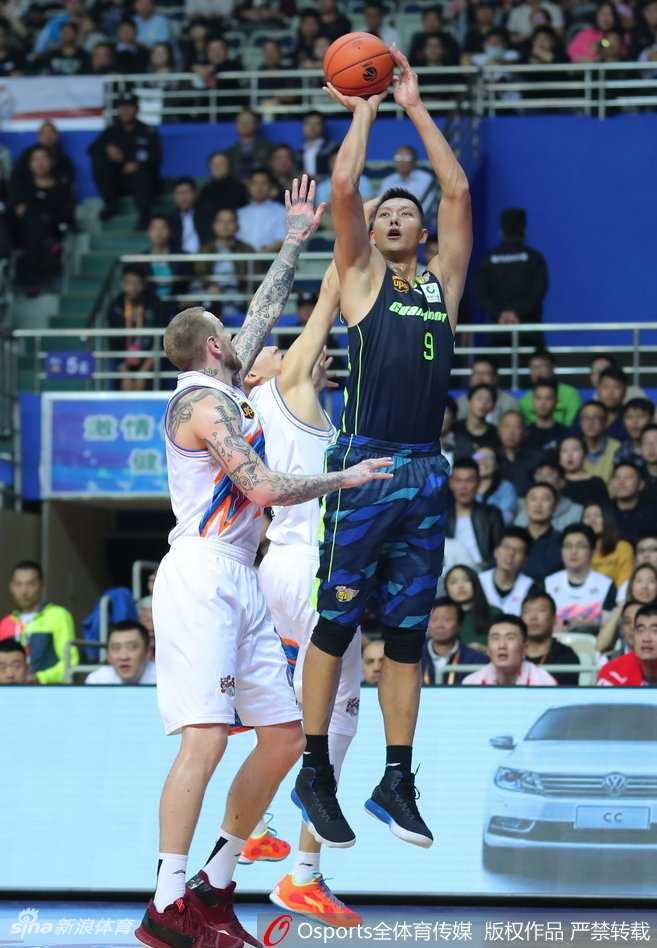 比赛结束的哨声吹响，赵睿与队友胡明轩击掌相庆，脸上洋溢着胜利的喜悦，他们用一场攻防两端的完美表现，证明了广东队新一代力量已经扛起了前进的大旗。