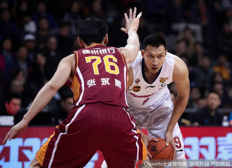 易建联张开巨掌送给张大宇一记结实的盖帽，防守端的统治力尽显无疑。