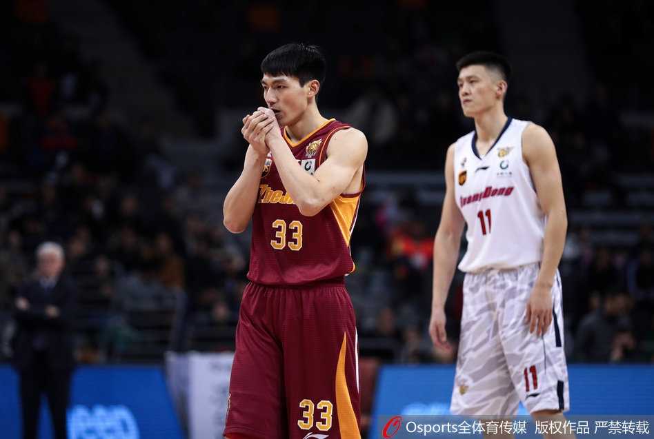 吴前如同精灵般在广东队内线拉杆上篮，滞空能力令人叹为观止。