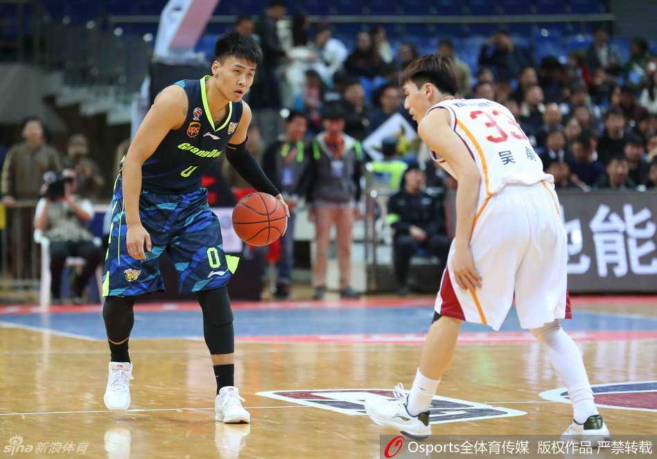 布泽尔在人群中强硬起球，利用经验寻找身体对抗，准备完成一次势在必得的篮下进攻